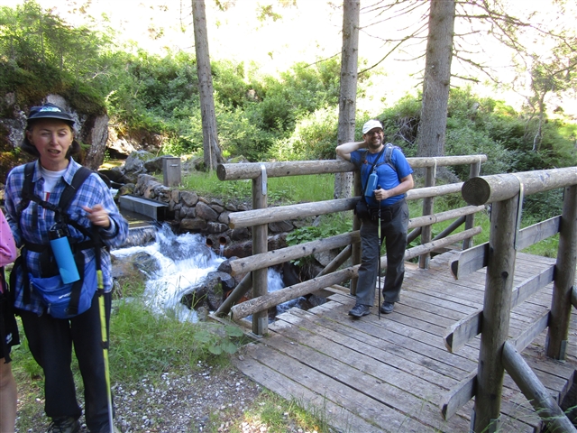 I Coccolini sul ponticello sul fiumiciattolo nel bosco.